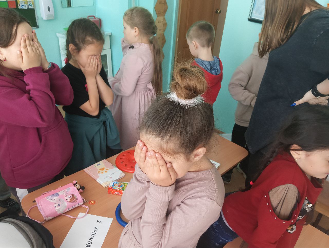 Ребята отряда «Веселые искорки» в поисках сокровищ.