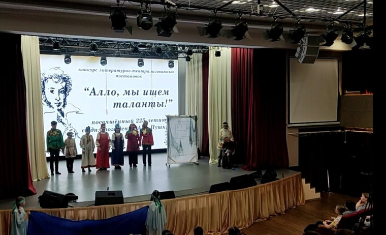 Блестящее выступление театральной студии "Зазеркалье".
