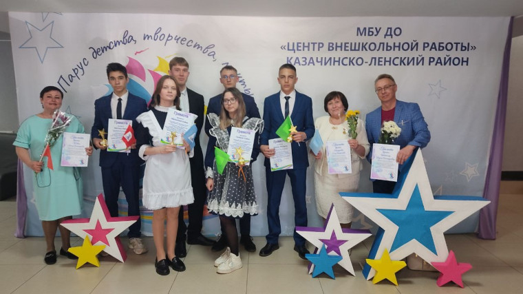 На слёте "Под парусами детства" в честь 40-летия ЦВР побывала делегация от школы.